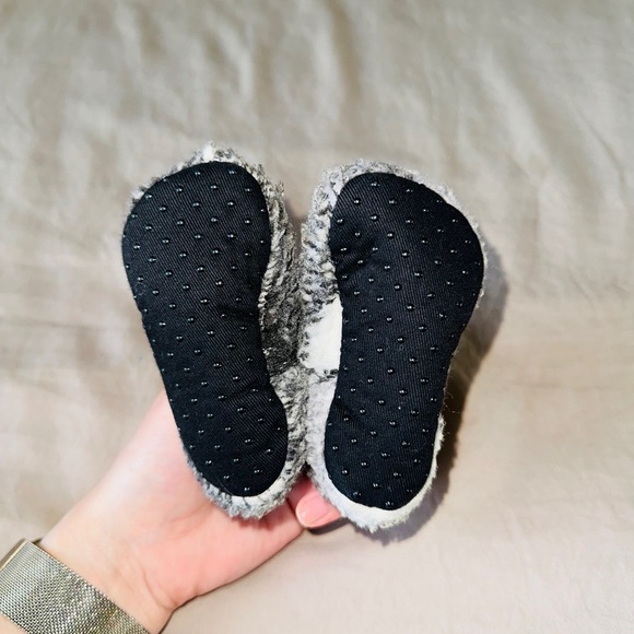 Baby Buffalo Plaid Fuzzy Booties with Velcro - Picture 4 of 7
